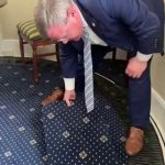🇺🇸 États-Unis : Un membre du Congrès révèle publiquement un tunnel souterrain « secret » sous le Capitole, filmé en direct malgré les mesures de sécurité officielles.
