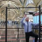 🇺🇸 États-Unis : À 71 ans, le secrétaire à la Santé RFK Jr. aligne 20 tractions à l&rsquo;aéroport de Reagan National pendant la promotion d&rsquo;un plan à 1 milliard pour des aéroports plus sains. Un dirigeant qui incarne le message plutôt que de le dicter.