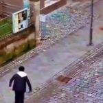 🇩🇪 Allemagne : C’EST LE DÉBUT DE QUELQUE CHOSE DE GRAVE… OU PAS DU TOUT ⁉️ Un demandeur d&rsquo;asile débouté saccage une rue à l&rsquo;arme blanche, police en retrait et poursuite molle malgré les destructions. Aux États-Unis ou en Russie, la menace aurait été neutralisée immédiatement.