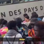 🇫🇷 France : À la gare de La Baule en 2026, une vidéo capture des centaines de jeunes hommes se ruant en cohue pour forcer l’entrée du train, transformant une station balnéaire en scène de chaos total. Des décennies de politique migratoire ouverte produisent ce résultat concret que les autorités minimisent encore.