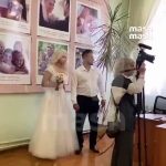 🇷🇺 Russie : un homme recherché pour crime au couteau se fait interpeller en pleine demande en mariage par les forces de l’ordre. La cérémonie s’arrête net, direction la cellule.