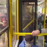 🇺🇦 Ukraine : Après la fusillade de Kiev où la police a fui en abandonnant un enfant, laissant une famille décimée, les agents et TCC s’en prennent maintenant aux civils désarmés dans les bus pour la mobilisation. Kyiv occupé par les siens.