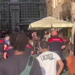 🇮🇹 Italie : Un faux demandeur d’asile menace la foule au couteau à Gênes pendant que des femmes libérales hurlent aux carabinieri de ne pas le brutaliser, forçant une intervention molle et interminable.