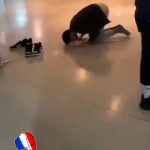 🇫🇷 France : À la Gare du Nord, deux individus prient au sol avec enceinte diffusant des chants religieux, occupation visible d’un espace public saturé.