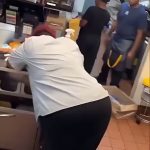 🇺🇸 États-Unis : WTF 😱 Une gérante de McDonald’s s’effondre sur son lieu de travail, clients et employés pillent les cuisines sans l’aider. Épisode diabétique selon plusieurs témoins, pas forcément overdose. La société tient-elle encore debout quand personne ne porte secours ?