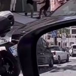 🇪🇸 Espagne : En plein Puerto Banús, un individu fouille les poches d’un touriste en plein jour, sans hâte, pendant que la foule regarde sans bouger. La « diversité » s’installe même dans les zones les plus chics.
