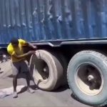 🇭🇹 Haïti : Pendant une manif, un manifestant plante son couteau dans le pneu d’un camion pour le crever. Le pneu explose sous pression et lui explose au visage, le projetant au sol. Physique 1 – militant 0.