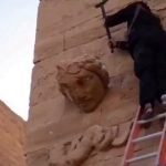 🇬🇱 Monde : En Syrie et en Irak, des sites préislamiques millénaires sont systématiquement vandalisés ou dynamités pour effacer toute trace des civilisations antérieures à l’islam. Le récit officiel parle de « patrimoine universel », mais la réalité sur le terrain montre une entreprise méthodique d’oubli forcé.