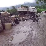 🇪🇺 Union européenne – 🇮🇳 Inde : ON NOUS PREND POUR DES IDIOTS OU C’EST MOI ⁉️ L’UE impose des bouchons attachés aux bouteilles pour réduire de quelques grammes de CO₂ par litre via le recyclage. Pendant ce temps, des camions déversent des montagnes de déchets plastiques dans les fleuves indiens, qui rejoignent l’océan.