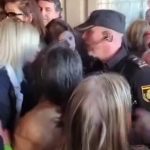 🇪🇸 Espagne : INCROYABLE ‼️ Militants d’extrême gauche bloquent physiquement les députés PP à Lugo pour empêcher la motion de censure contre le gouvernement de gauche, police forcée d’intervenir.