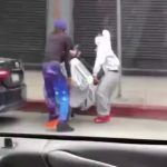 🇺🇸 États-Unis : À Los Angeles, trois individus tentent de voler un robot de livraison en le forçant dans un coffre, avant d’abandonner face à l’impossibilité matérielle. La ville tolère ces scènes récurrentes sans réaction visible.