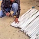 🇮🇳 Inde : LE MONDE DOIT VOIR ÇA 🌍 Un artisan brise des centaines de tubes fluorescents au marteau pour fondre le verre et fabriquer des objets décoratifs, libérant du mercure dans l’air et le sol. Les normes « vertes » occidentales exigent ce type de lampes, mais la réalité de leur fin de vie se passe ici.