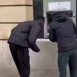 🇬🇧 Royaume-Uni : Deux « ingénieurs » en pleine intervention sur un distributeur de billets, l’un se couvre le visage après avoir croisé la caméra. La vidéo circule, pendant que les services de réparation officiels sont aux abonnés absents.
