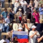 🇫🇷 France : À Roland-Garros, des supporters déploient une bannière russe pour célébrer la victoire de Mirra Andreeva : la sécurité les oblige immédiatement à la cacher. Un zèle de censure que même l’Occupation n’imposait pas aux symboles selon des témoins.
