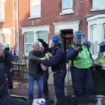 🇬🇧 Royaume-Uni : Après le meurtre brutal d’Henry Nowak, 18 ans, la police britannique menotte le mourant au lieu de le secourir et protège prioritairement les suspects issus de l’immigration de masse, provoquant des émeutes anti-flics dans plusieurs villes. La confiance explose.