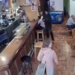 🇪🇸 Espagne : Un homme d&rsquo;origine maghrébine frappe une femme âgée dans un restaurant de Donostia. Les témoins n&rsquo;interviennent pas. Cette vidéo expose la paralysie d&rsquo;une société où les politiques d&rsquo;immigration et le relativisme culturel ont rendu la défense des victimes plus risquée que l&rsquo;inaction.