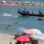 🇪🇸 Espagne : Un bateau de migrants débarque directement sur une plage touristique des Canaries au milieu des vacanciers. Aucune interception n&rsquo;a eu lieu en mer. Cette intrusion non contrôlée met en lumière l&rsquo;échec des politiques de contrôle aux frontières maritimes de l&rsquo;Espagne et de l&rsquo;UE.
