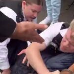 🇬🇧 Royaume-Uni : Des policiers britanniques peinent à maîtriser un suspect agressif qui mord et frappe, scène vidéo où la faiblesse physique des agents saute aux yeux.