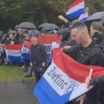 🇳🇱 Pays-Bas : Des ultras de clubs de football néerlandais traditionnellement rivaux s&rsquo;unissent pour affirmer que les Pays-Bas sont leur foyer face à l&rsquo;immigration et à l&rsquo;islamisation. Cette alliance entre ennemis du terrain expose l&rsquo;ampleur du désaveu populaire envers des décennies de politique migratoire ouverte.