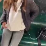 🇳🇱 Pays-Bas : Deux jeunes Néerlandaises tabassées à IJmuiden par une fille au fort accent, casque de moto pour masquer son visage avant de l’exposer. Les passants regardent sans intervenir pendant que l’agresseuse frappe.
