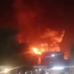 🇺🇦 Ukraine – 🇷🇺 Russie : Un post viral prétend que huit bases aériennes ukrainiennes ont été rayées par des missiles russes, vidéo spectaculaire à l&rsquo;appui. Sauf que ces flammes viennent d&rsquo;un marché pakistanais en feu et qu&rsquo;aucun bilan militaire ne valide une telle frappe ce 7 juin.