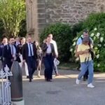 🇫🇷 France : Huée par des antifas et militants d’extrême gauche lors d’une apparition publique, Marion Maréchal leur renvoie des bisous avec le sourire.