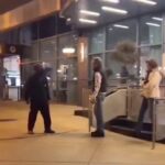 🇺🇸 États-Unis : Un homme de 68 ans agressé par un jeune sans-abri lors d’une promenade nocturne avec sa femme le met K.O. en trois coups de poing, pendant qu’elle lui bloque les bras. La réalité de la rue face aux promesses de « réinsertion ».