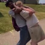 🇺🇸 États-Unis : Un ado « non racisé » étranglé et plaqué au sol par un agresseur qui le traîne ensuite, scène filmée en pleine journée sans intervention immédiate visible. La justice traite-t-elle ces agressions avec la même fermeté qu’ailleurs ?