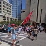 🇺🇸 États-Unis : En Floride à Tampa, des patriotes MAGA affrontent les manifestants anti-ICE bloquant la rue avec drapeaux mexicains en scandant « si vous aimez le Mexique, retournez-y ». La population défend l’application concrète de la loi face aux provocations.