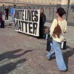 🇫🇷 France : En France, des citoyens déploient un « White Lives Matter » et déposent des fleurs en silence, sans incendier de villes ni piller comme lors des émeutes BLM. La paix face à l’insécurité importée révèle le double standard des discours officiels sur les violences.