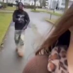 🇫🇷 France : Un migrant aborde une jeune Française dans la rue, exige son Snapchat et refuse de la laisser partir malgré ses « non » répétés. La vidéo illustre une insécurité croissante dans les villes, conséquence documentée des flux migratoires non maîtrisés et des politiques d’accueil sans intégration.