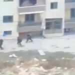 🇮🇱 Israël : Cinq terroristes du Hezbollah pénètrent un bâtiment au sud du Liban avec des sacs d’armement pour frapper les forces israéliennes durant la trêve. Les FDI réagissent et détruisent la menace sur place.